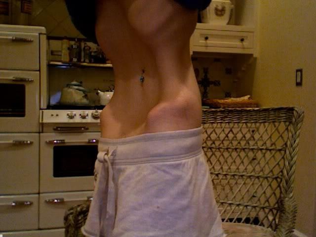 Chica flaca anoréxica toma fotos de sí misma
 #67260070