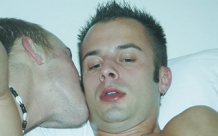 Due ragazzi del college liscio godere di scopare e cumming in una camera da letto
 #76930121