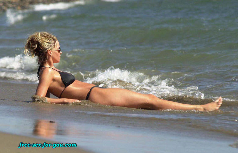 Sarah harding mostrando el culo en tanga y posando en medias
 #75435149