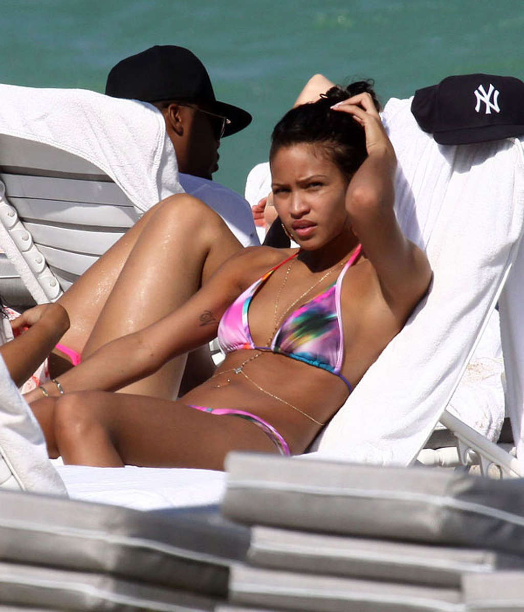 Cassie ventura follando en bikini sexy y caliente y fotos de coño mojado
 #75331006