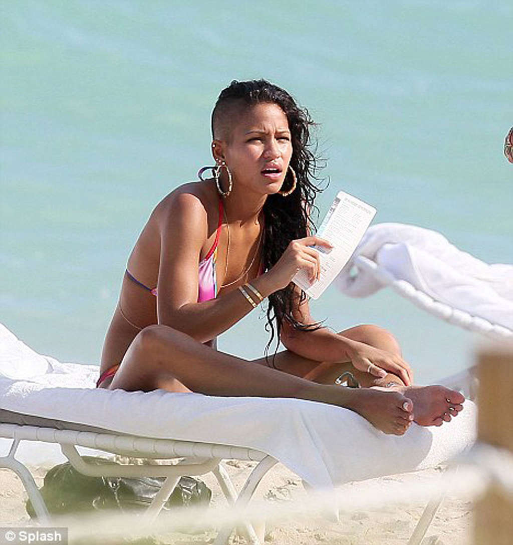 Cassie ventura baise sexy et chaude en bikini et photos de chatte mouillée
 #75331020