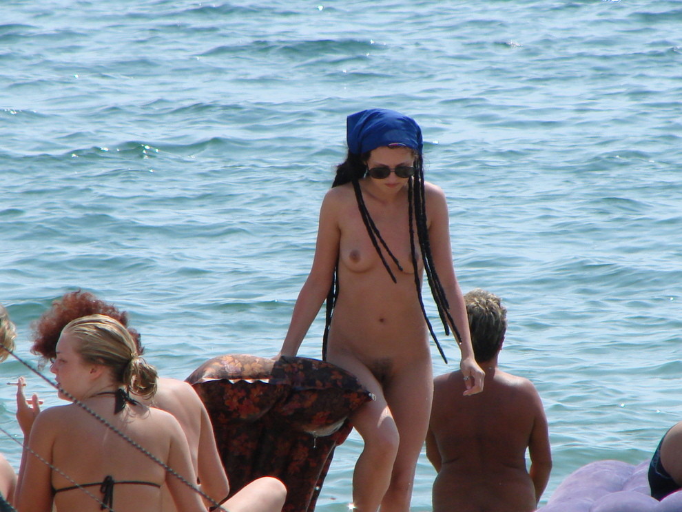 Ein Hut ist alles, was diese umwerfende junge Nudistin hier trägt
 #72244625