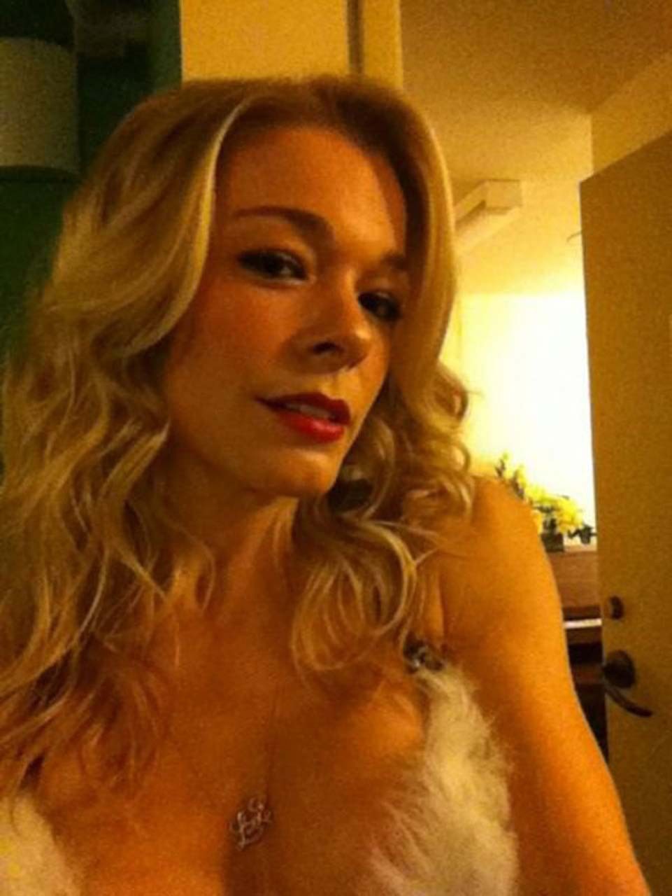 Leann rimes in posa e mostrando il suo corpo sexy cazzo su foto private
 #75309080