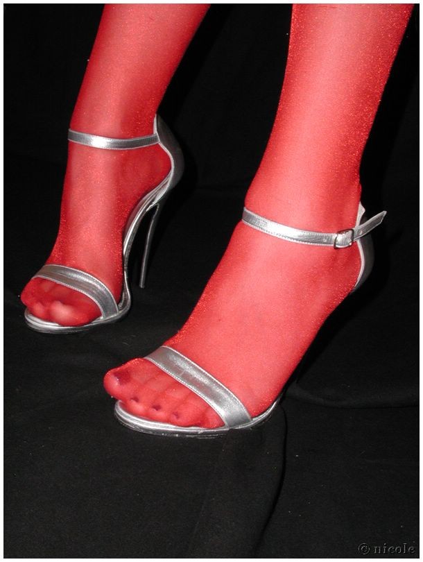 Reina del fetichismo de pies nicole en medias rojas y tacones plateados
 #72677361