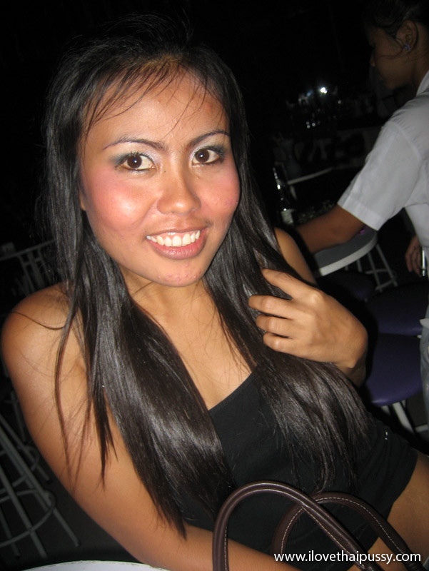 Sporche prostitute thai bargirl rimorchiate da un turista sessuale solitario
 #69886384