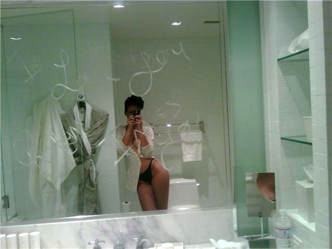 Rihanna exponiendo su cuerpo sexy y desnudo frente al espejo en su baño
 #75319468