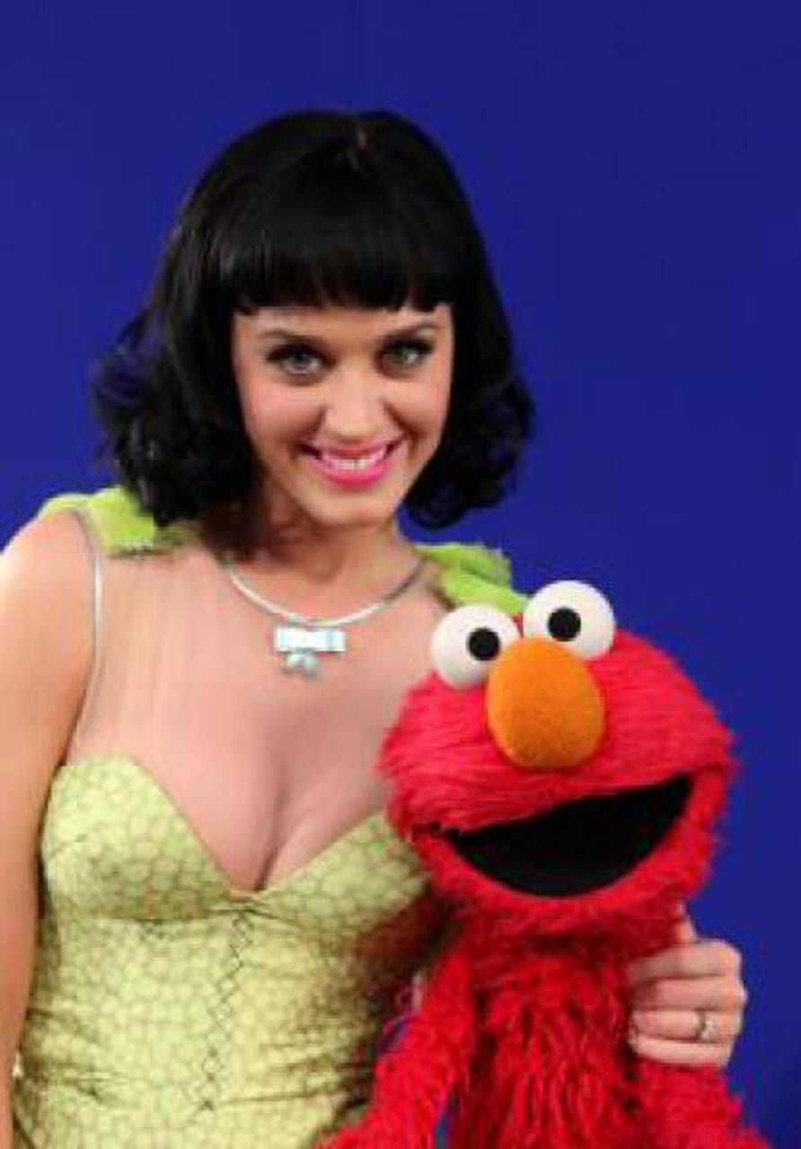 Katy Perry guardando cazzo sexy e caldo sulle sue foto private
 #75319735