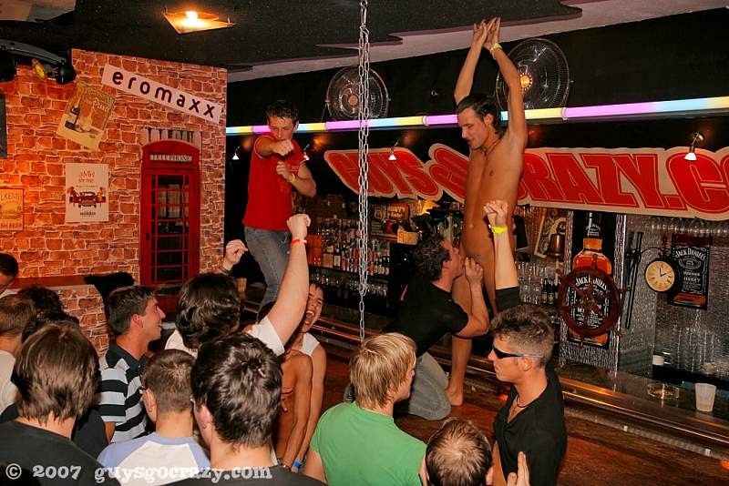 Schwanzlutschende Twinks kämpfen um Hunks explodierenden Schwanz
 #76991971