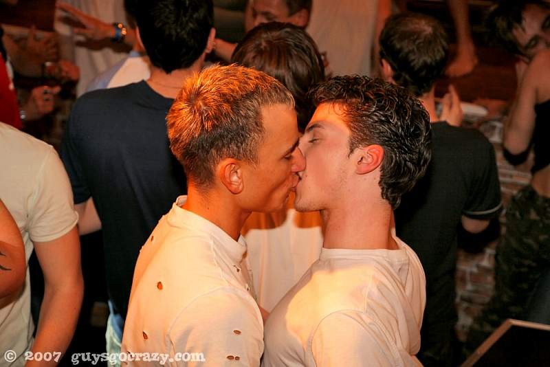 Schwanzlutschende Twinks kämpfen um Hunks explodierenden Schwanz
 #76991985