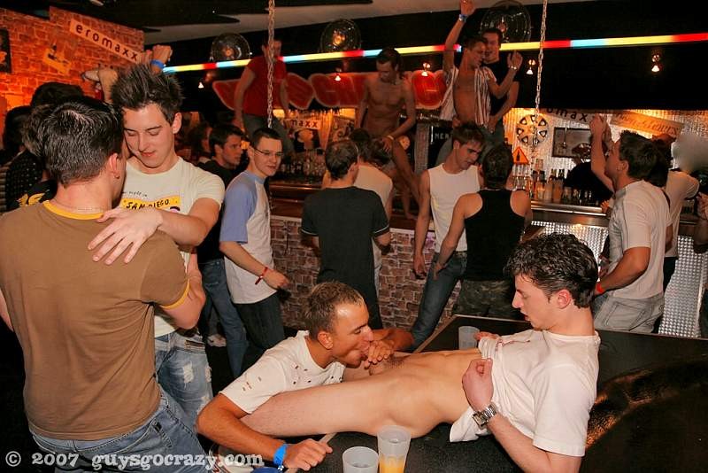 Schwanzlutschende Twinks kämpfen um Hunks explodierenden Schwanz
 #76992017