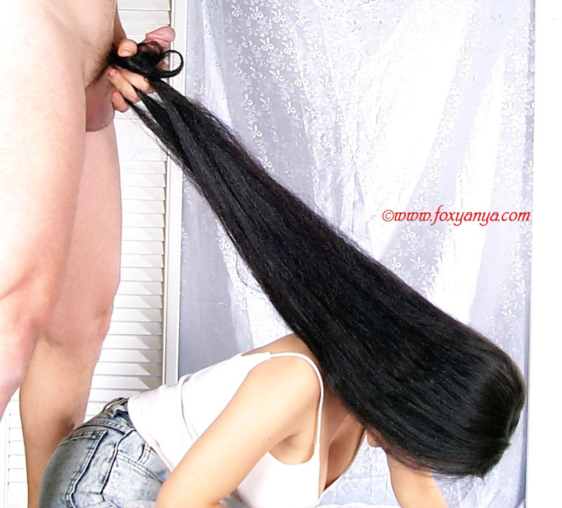 Anya, la renarde aux cheveux longs, reçoit un sperme sur la tête.
 #71022016