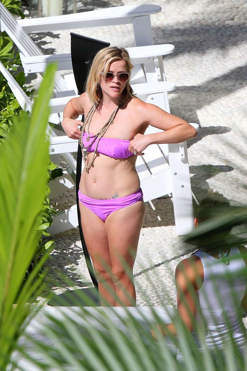 Reese witherspoon montre son doux cul en bikini 
 #73146188