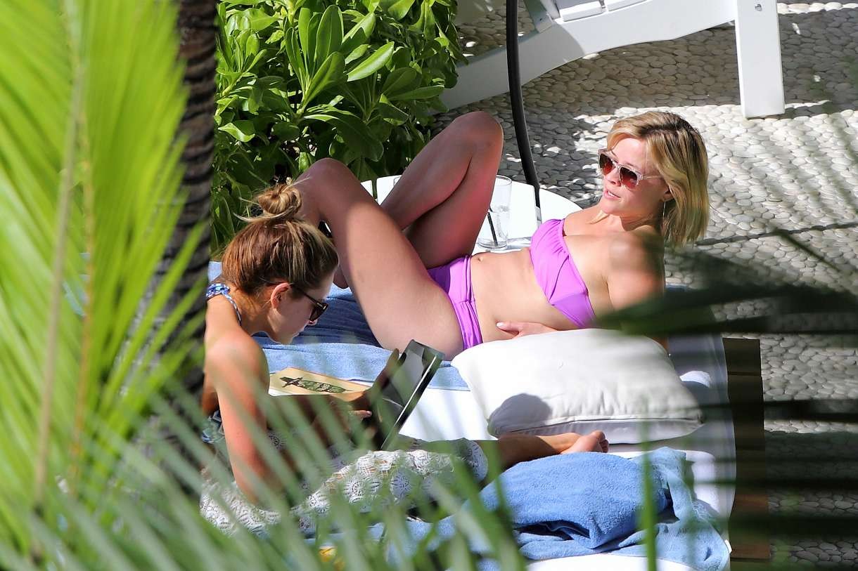 Reese witherspoon montre son doux cul en bikini 
 #73146197