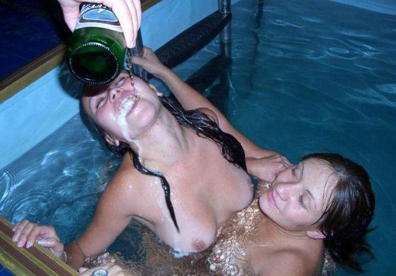 酔っぱらった女の子が裸でレズビアンホットタブパーティーに夢中
 #76401114