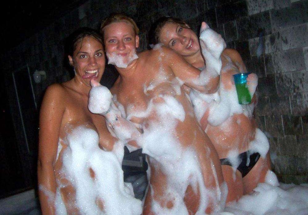 酔っぱらった女の子が裸でレズビアンホットタブパーティーに夢中
 #76401138