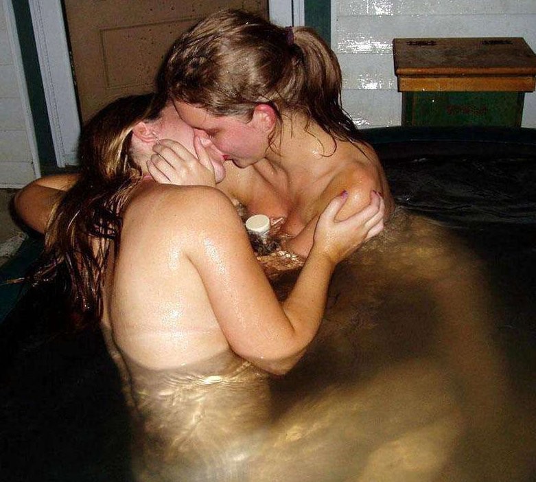 酔っぱらった女の子が裸でレズビアンホットタブパーティーに夢中
 #76401146
