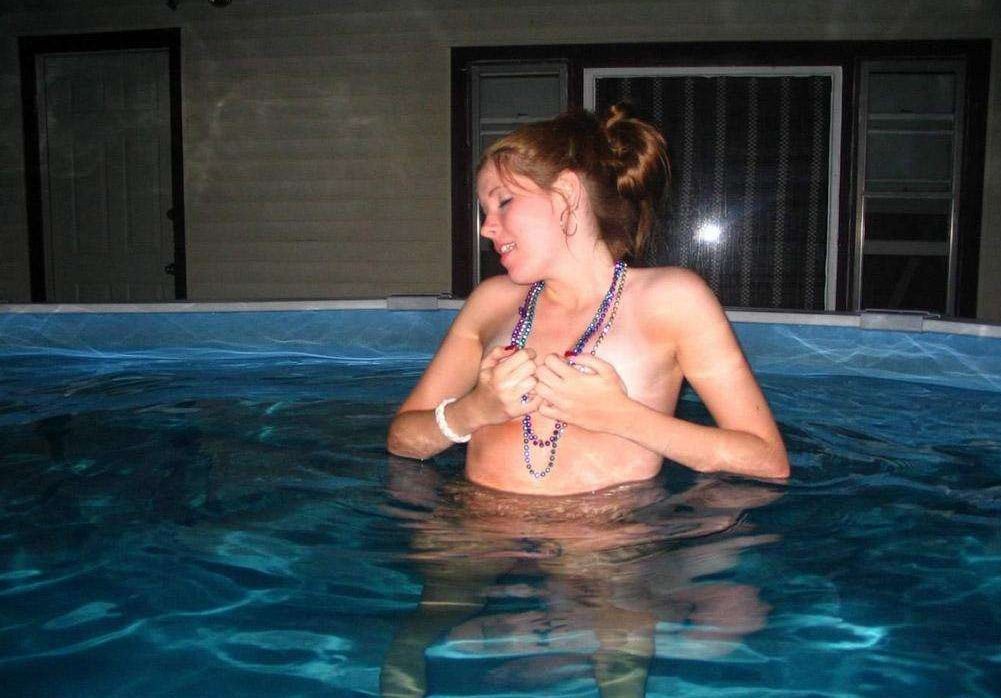Betrunkene Mädchen verrückt nackt lesbische Hot Tub Party
 #76401175
