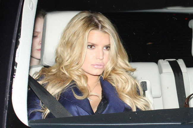 Adorable celebridad jessica simpson mostrando sus bonitas tetas de escote
 #75406684