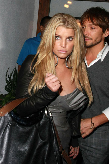 Adorable celebridad jessica simpson mostrando sus bonitas tetas de escote
 #75406771