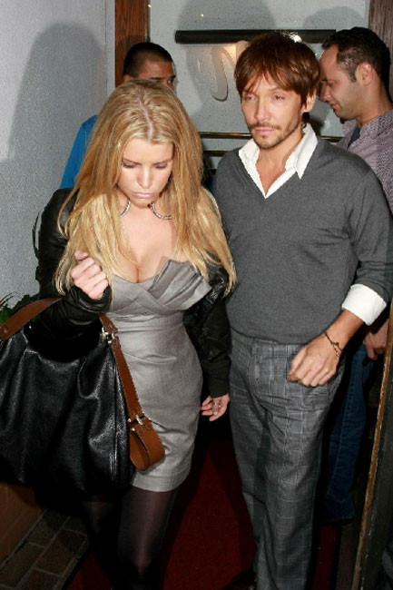 Adorable celebridad jessica simpson mostrando sus bonitas tetas de escote
 #75406785