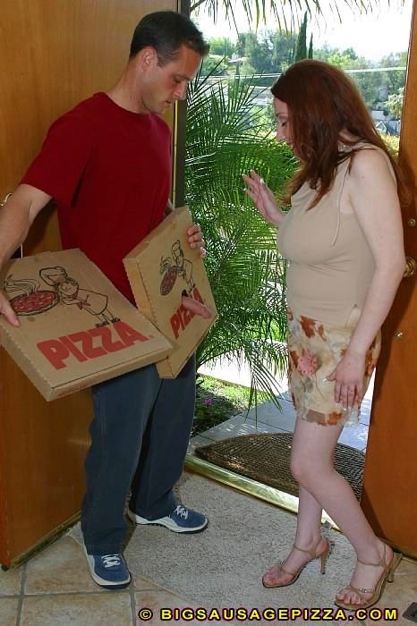 Deux grosses pizzas à la saucisse pour une seule poupée en chaleur qui baise totalement
 #75840875
