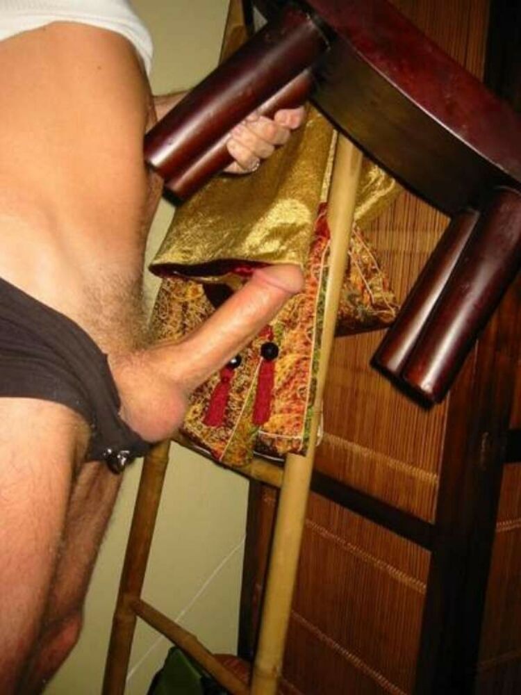 Tíos gays colgados posando y masturbándose galería 11
 #76934571