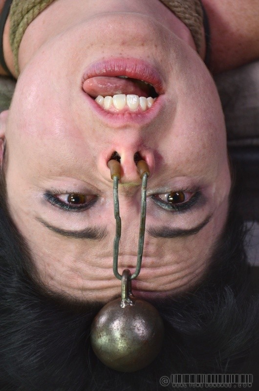 Siouxsie q esta atada en una mazmorra con pinzas en el coño y azotada
 #70888967