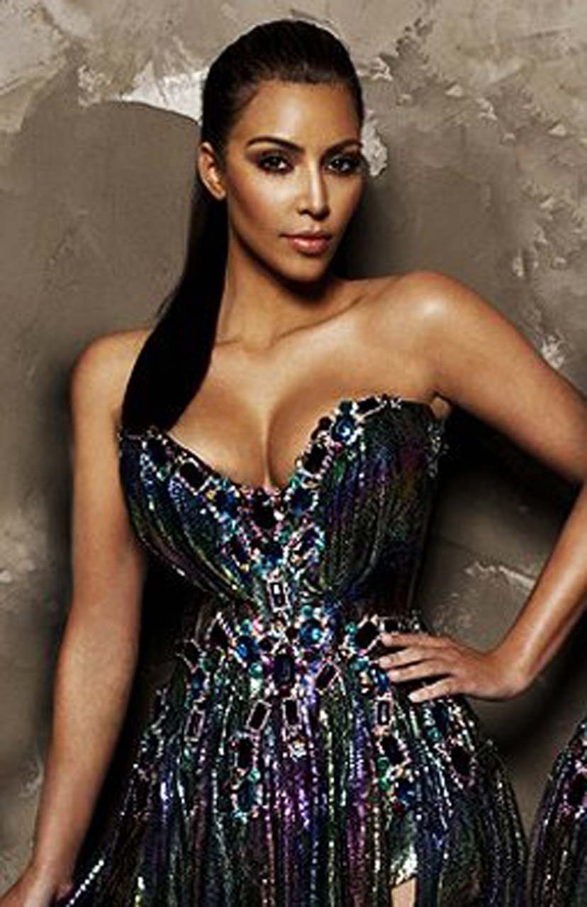 Kim kardashian mostrando su cuerpo super sexy,tetas y culo
 #75303132