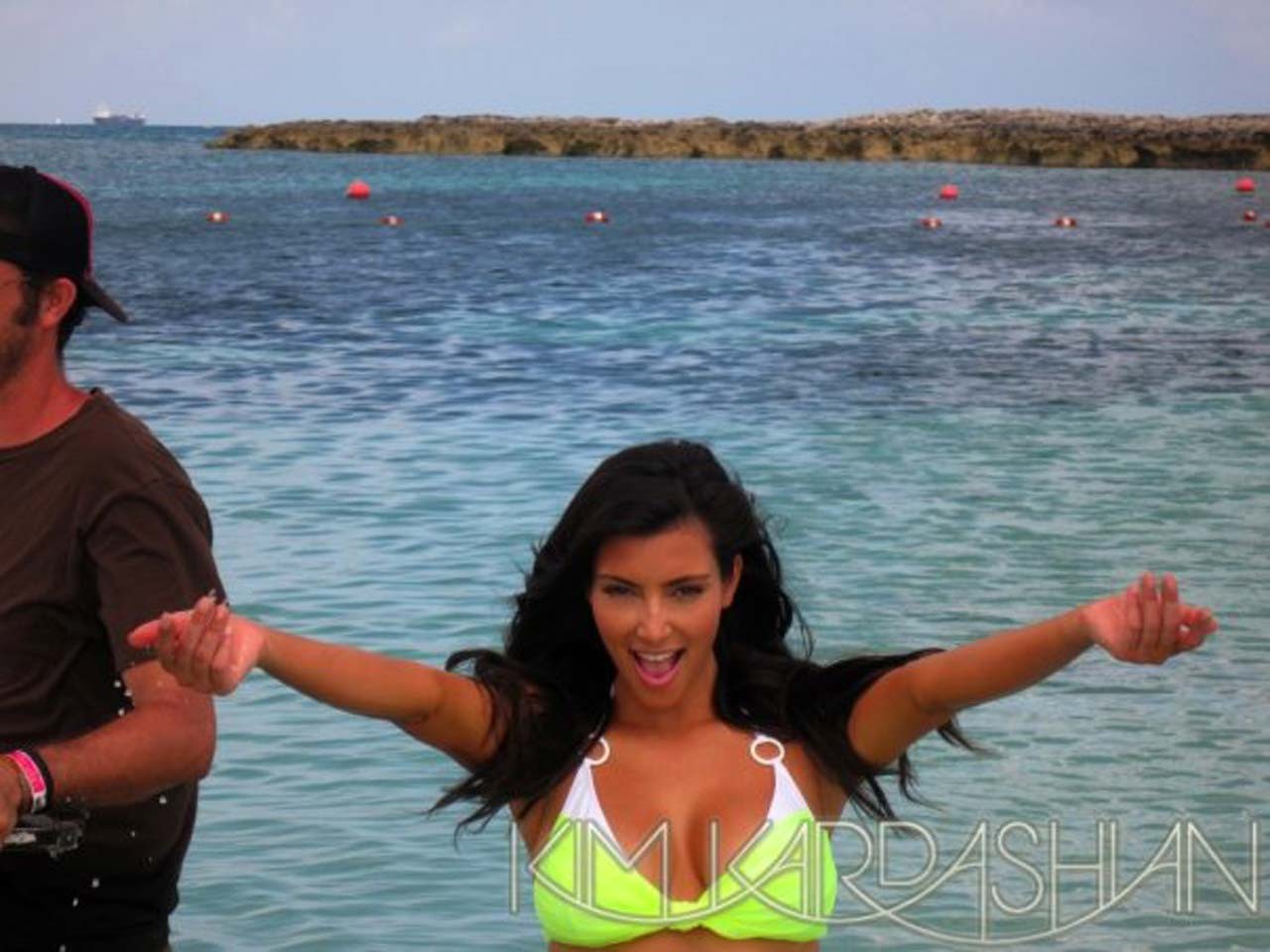 Kim kardashian mostrando su cuerpo super sexy,tetas y culo
 #75303161