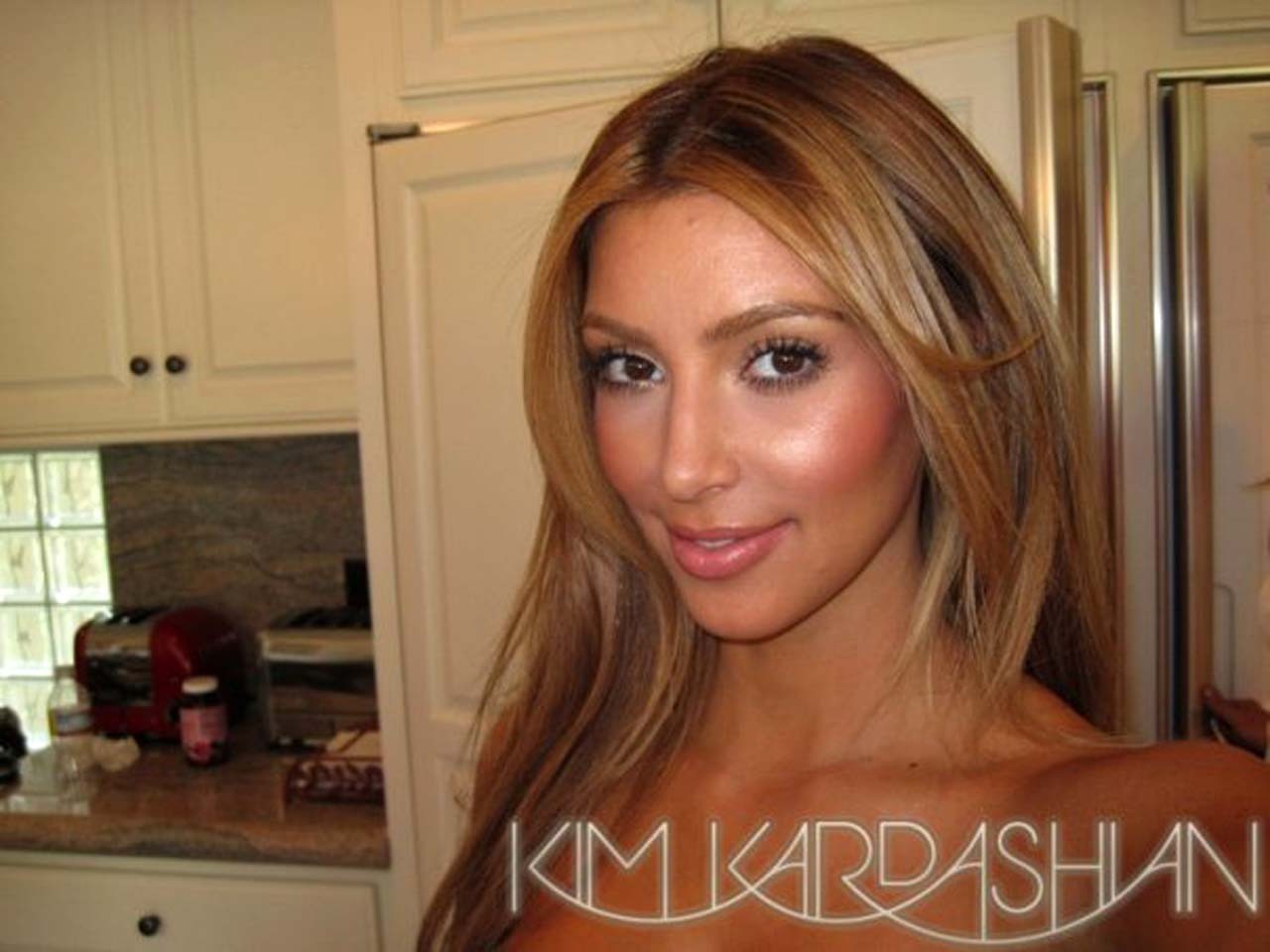 Kim Kardashian sieht sehr heiß und sexy auf ihren privaten Fotos aus
 #75303169
