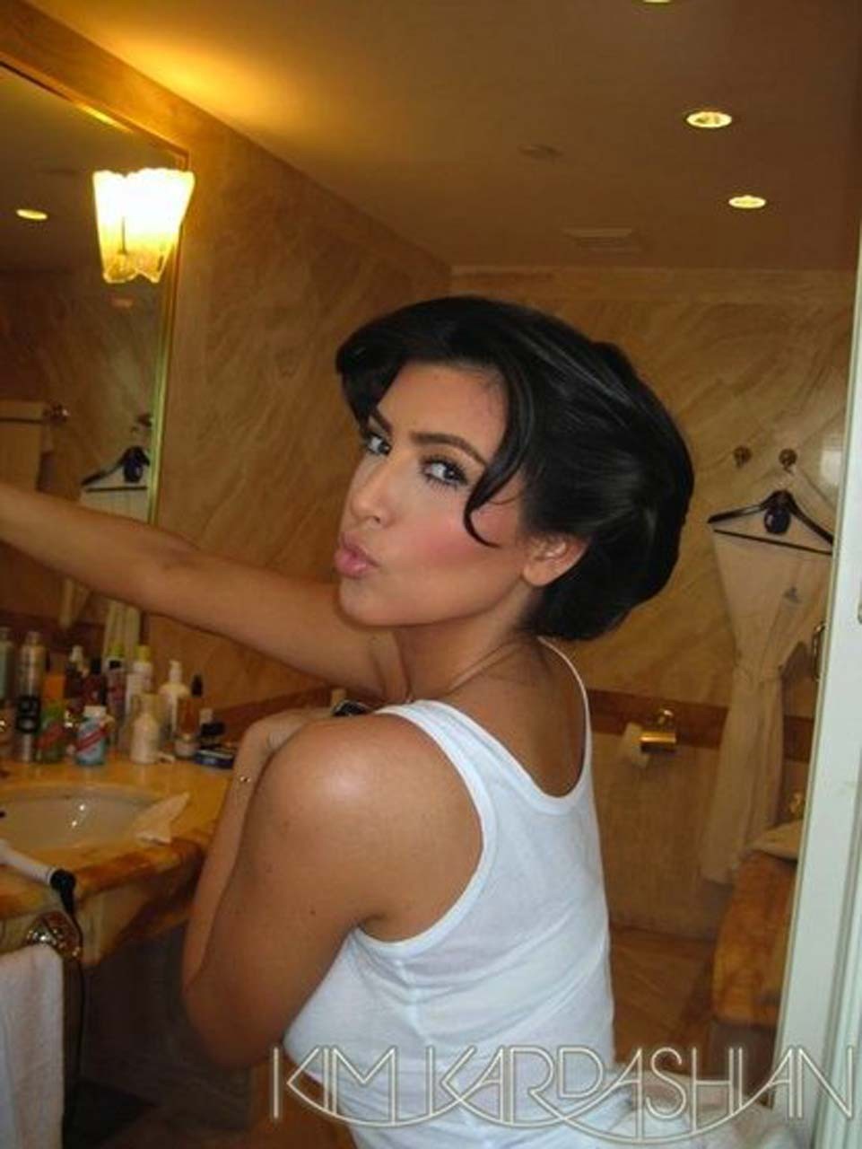 Kim kardashian guardando molto caldo e sexy sulle sue foto private
 #75303177