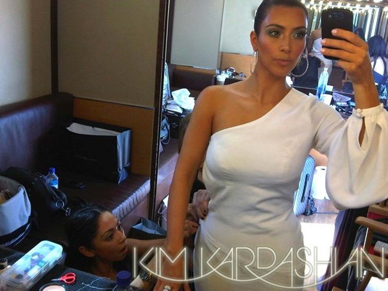 Kim kardashian mostrando su cuerpo super sexy,tetas y culo
 #75303195