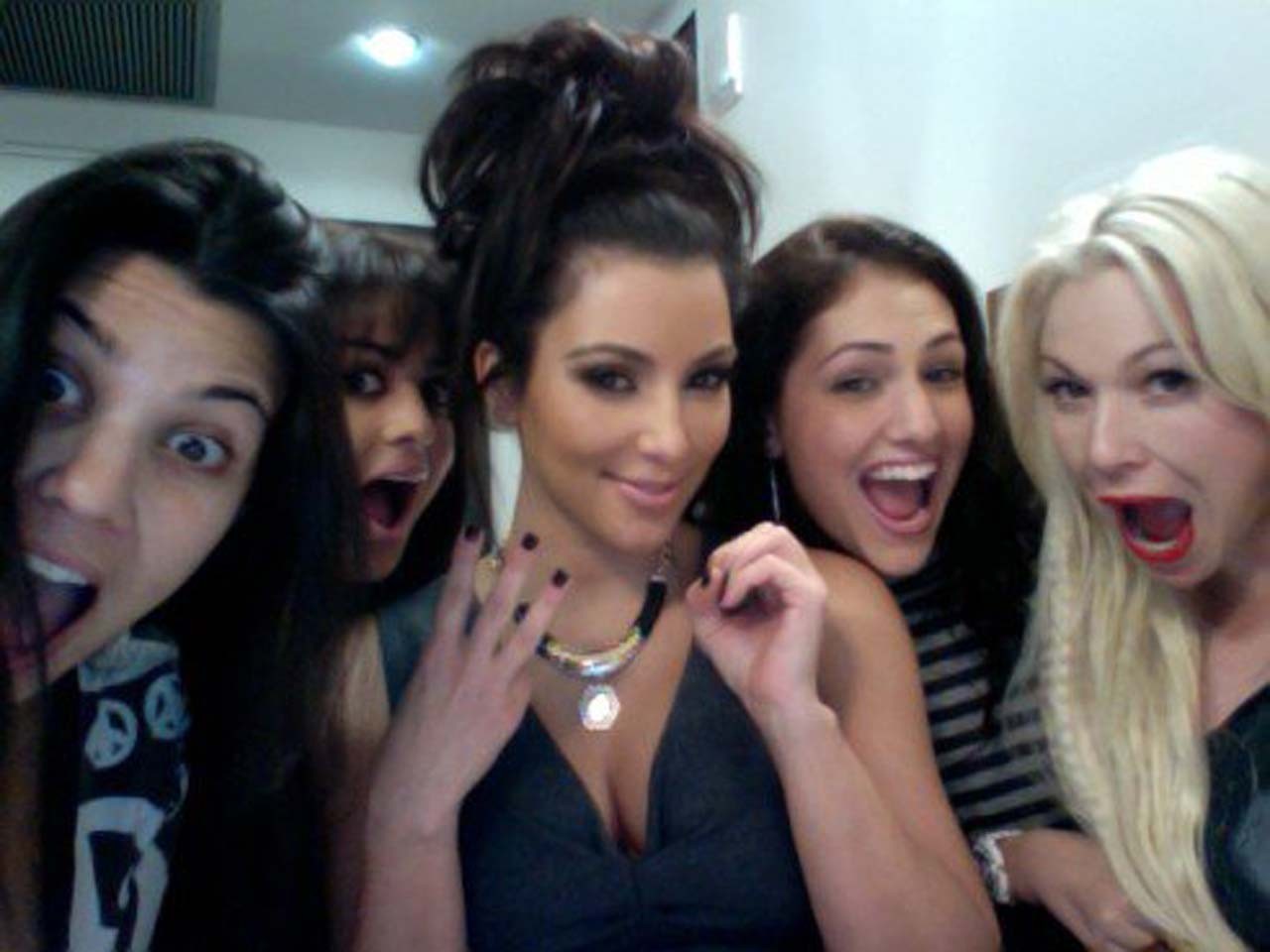 Kim Kardashian sieht sehr heiß und sexy auf ihren privaten Fotos aus
 #75303221