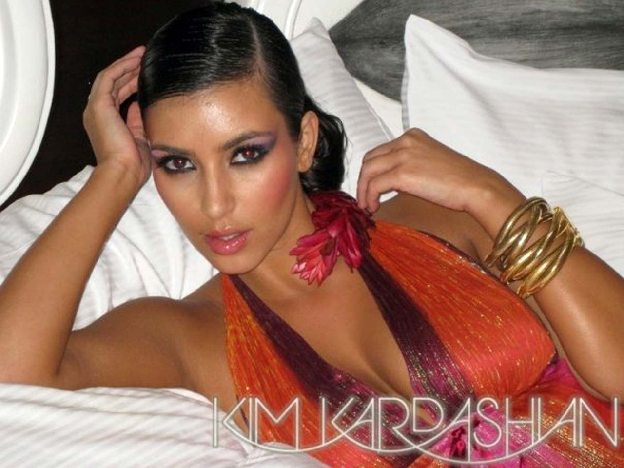 Kim kardashian mostrando su cuerpo super sexy,tetas y culo
 #75303229