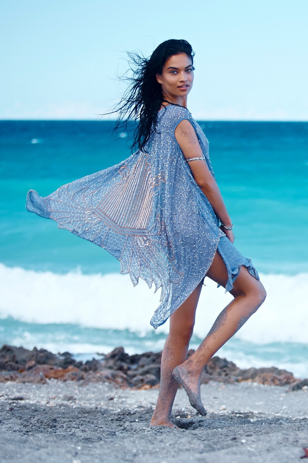 Shanina shaik posant dans une collection de vêtements de plage très sexy
 #75160248