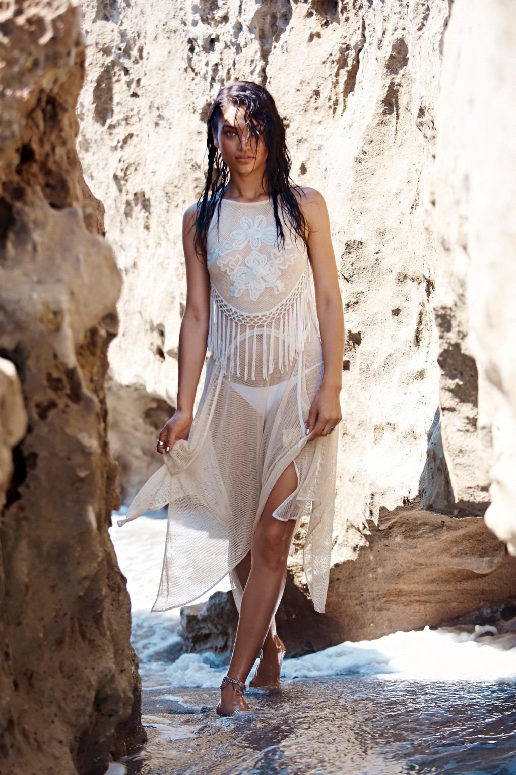 Shanina shaik posando en una colección de ropa de playa muy sexy
 #75160321