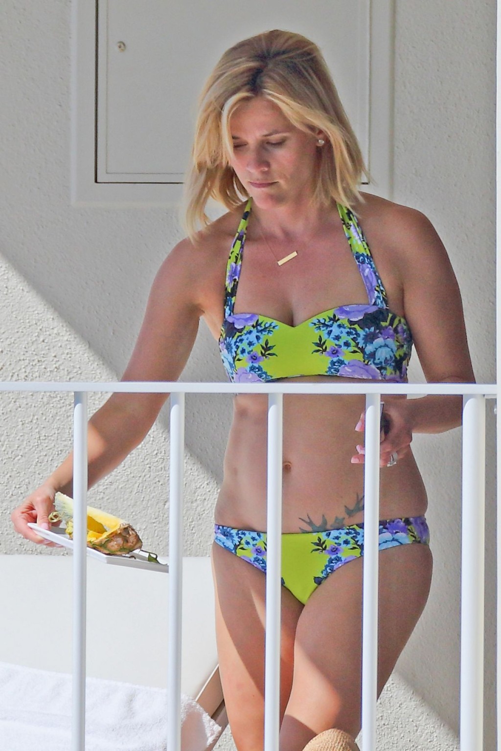 Reese Witherspoon trägt einen naturfarbenen Bikini auf einem Hotelbalkon in Hawaii
 #75207971