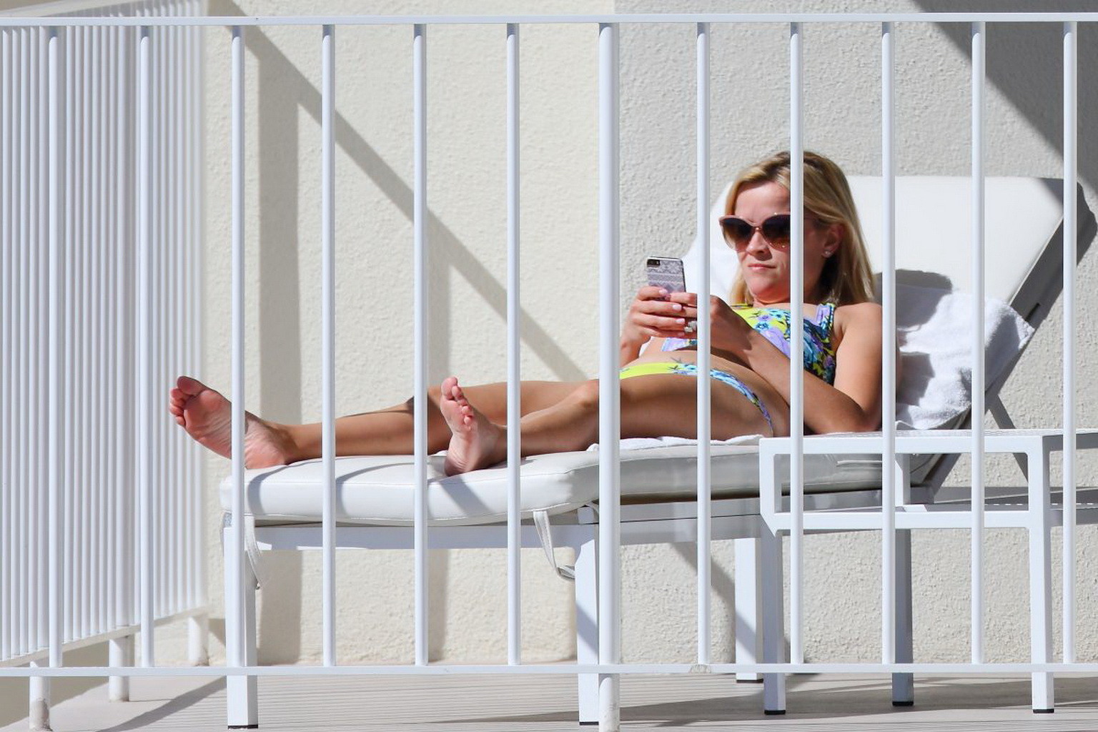 Reese Witherspoon indossa un bikini color natura sul balcone di un hotel alle Hawaii
 #75208058