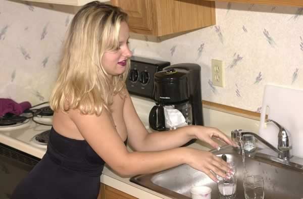 Chica amateur de grandes pechos posando en la cocina
 #74064455