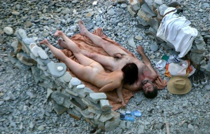 Due amici nudisti si abbronzano in spiaggia
 #72254198