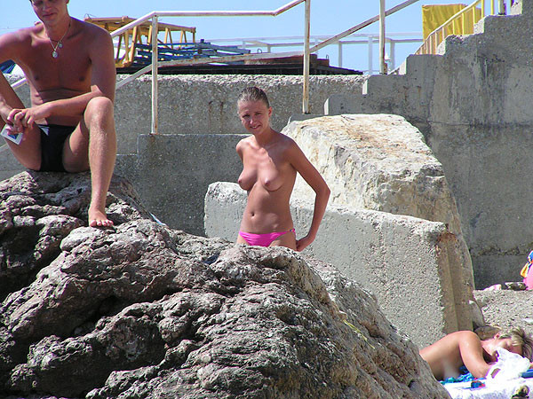 Due amici nudisti si abbronzano in spiaggia
 #72254293