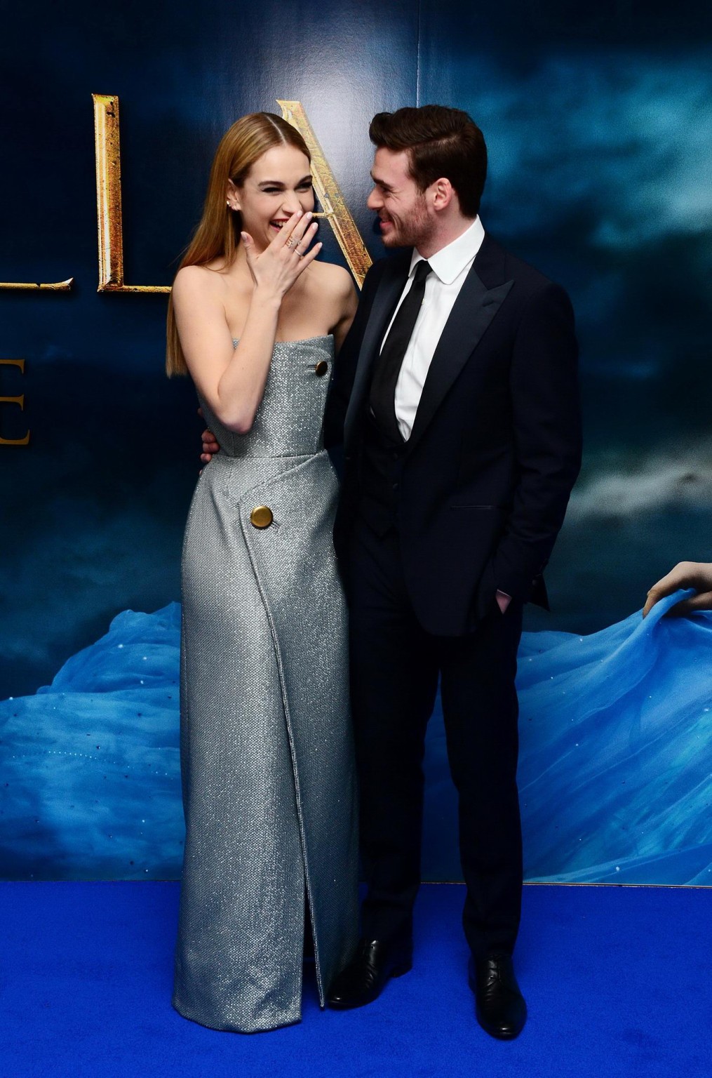 Lily james busty tragen ein trägerloses Kleid bei disneys cinderella Premiere in lon
 #75169717