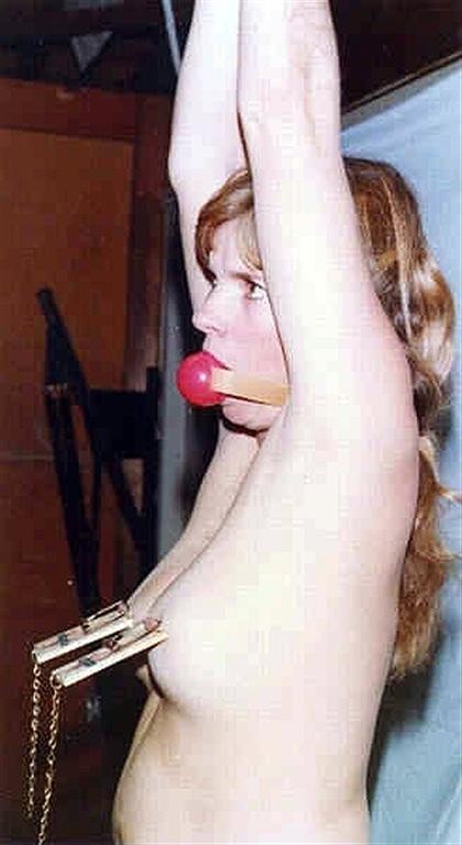 Retro bdsm de milf rubia en estiramiento de pezones y tortura de tetas
 #74612351