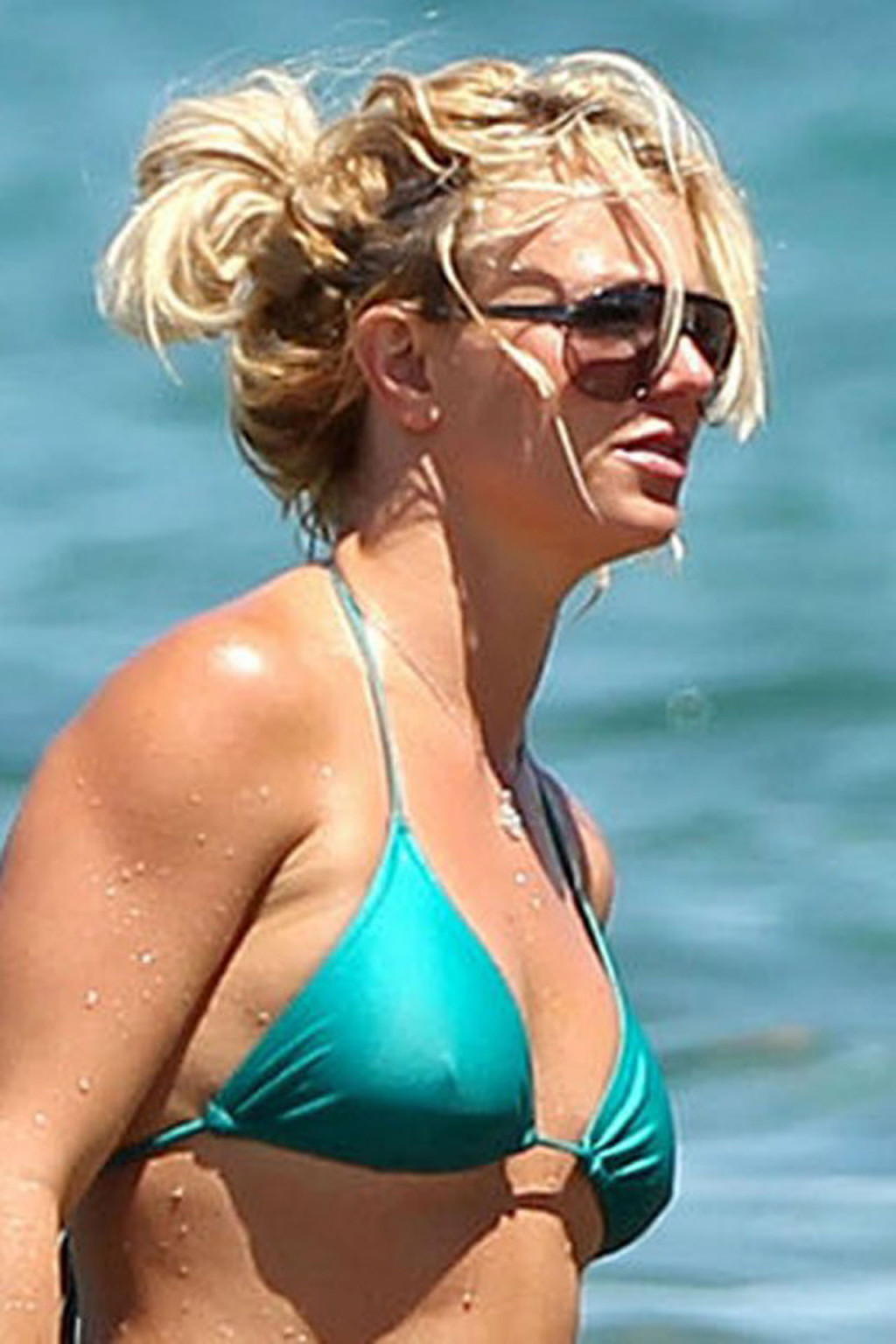 Britney spears mostrando su cuerpo sexy y su culo caliente en bikini verde en la playa
 #75335257