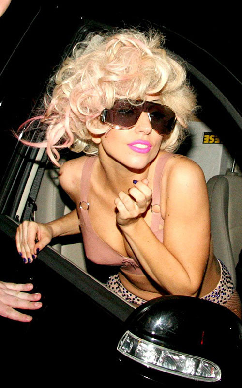 Lady Gaga mostrando le sue belle grandi tette e capezzolo scivolare foto paparazzi
 #75385468