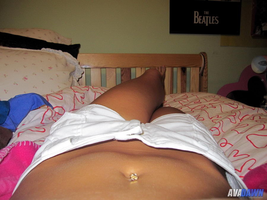 ベッドの上で裸になるバストの大きいエヴァ・ドーン
 #74857829