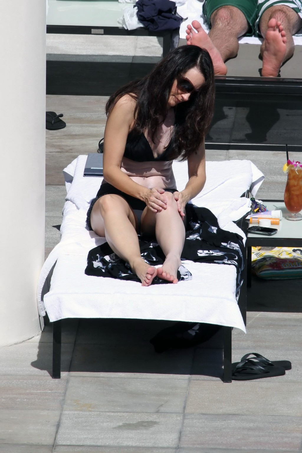 Kristin davis en bikini negro con minifalda bronceandose en la piscina en hawaii
 #75328972