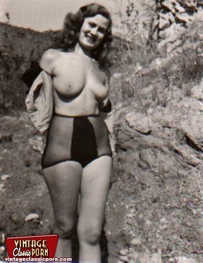 Sexy vintage damas mostrando su cuerpo desnudo en el abierto
 #78477903