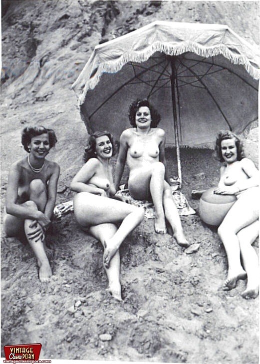 Sexy vintage damas mostrando su cuerpo desnudo en el abierto
 #78477918