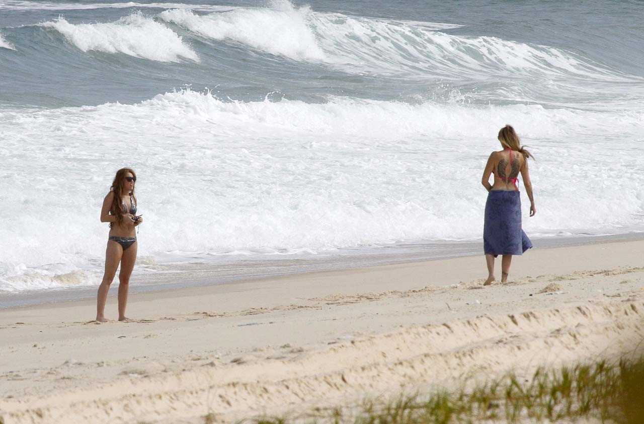 Miley Cyrus profite de la plage et montre son cul sexy en bikini.
 #75305280